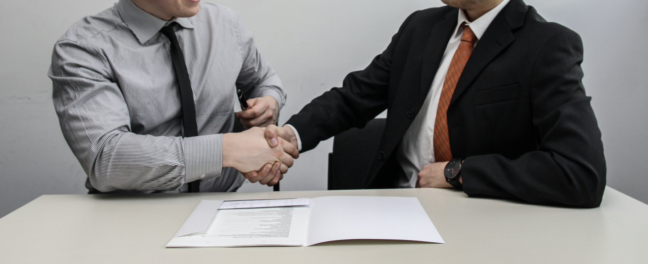 persone che si danno la mano per partnership sostenibile